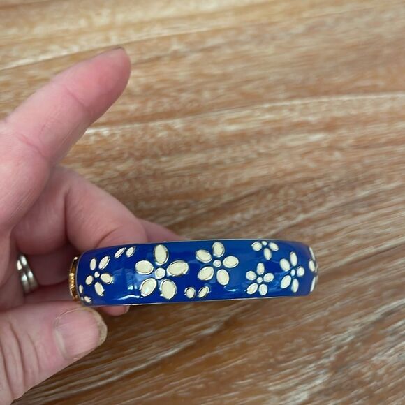 Betsey Johnson hinged bangle - Picture 2 of 4